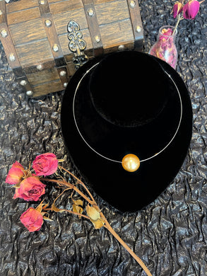 Girl with the Pearl Necklace in Gold